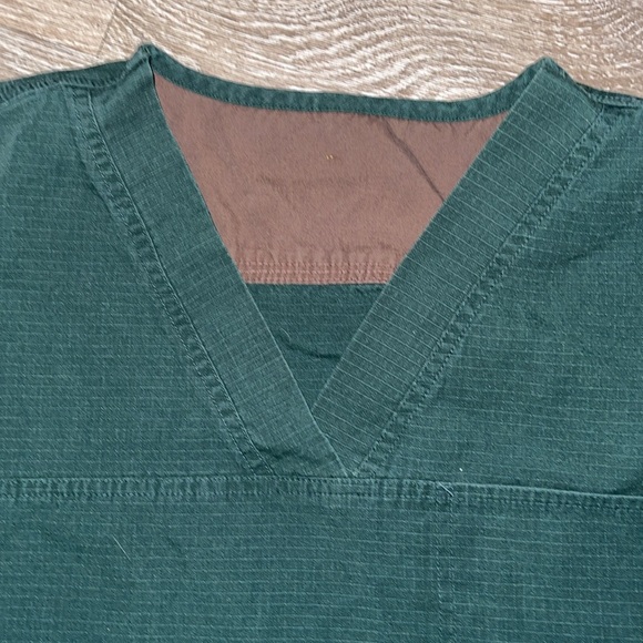 Carhartt Dark Green V-Neck Scrub Top size medium - Picture 2 of 5